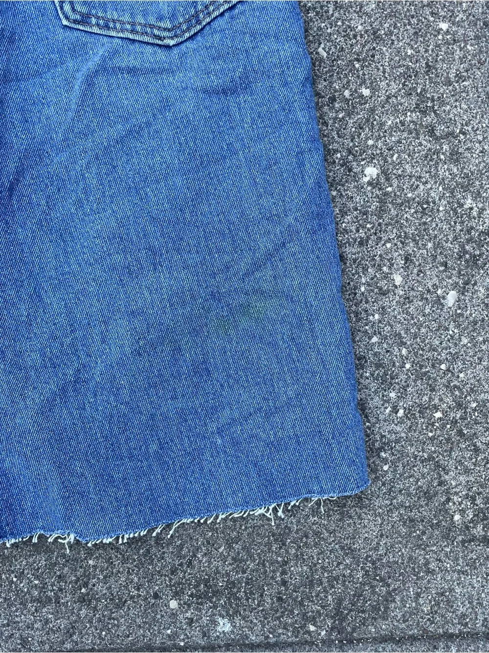 Darkwash Levi’s 550 cutoff jorts size 34